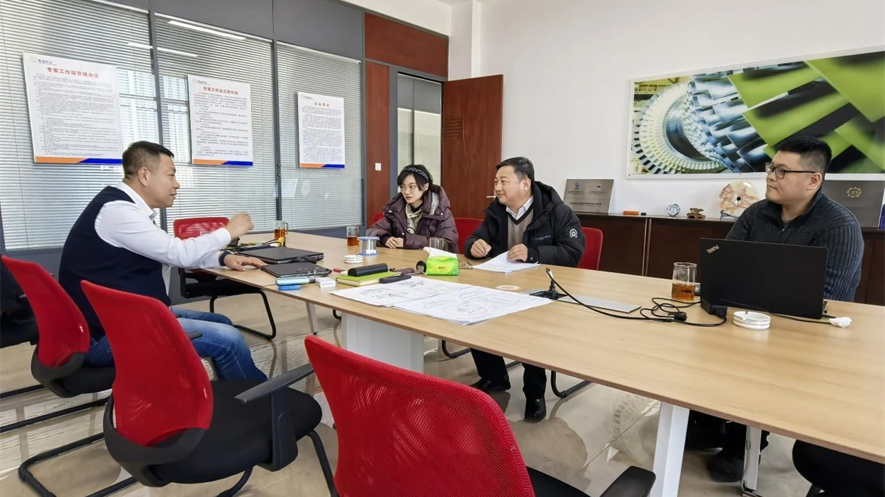 辽阳县人民检察院：检察长进企业慰问专家人才，“零距离”共话发展
